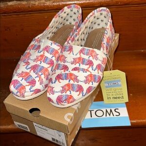 NIB TOMS Classic White Canvas Multi Canvas Rhino Shoes Size 9